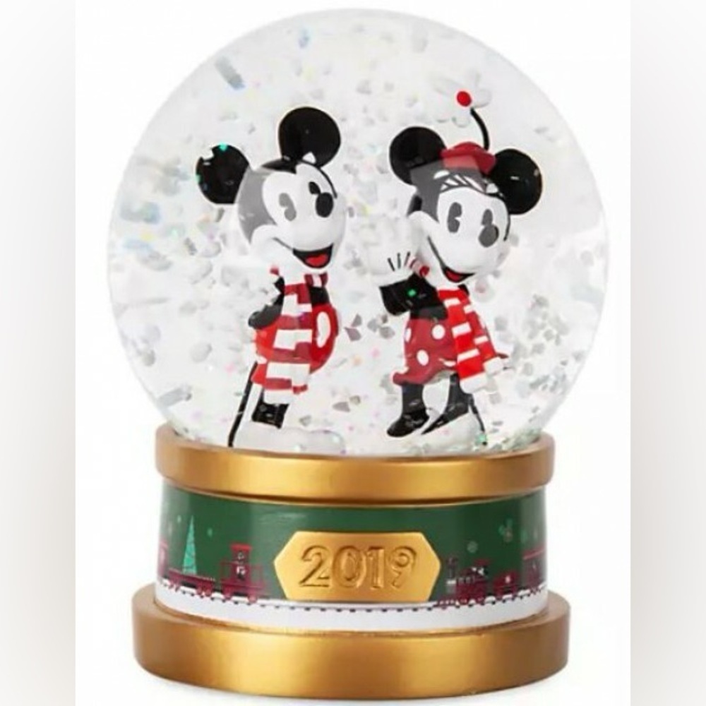 Disney 2019 Snow globe Collectible
